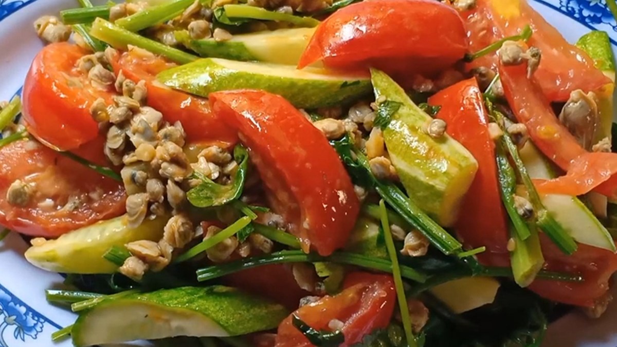 Cách làm hến xào dưa chuột cà chua thơm ngon, đưa cơm