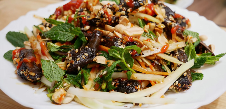 Cách làm khô bò đen ăn kèm gỏi đu đủ thơm ngon, đơn giản ngay tại nhà
