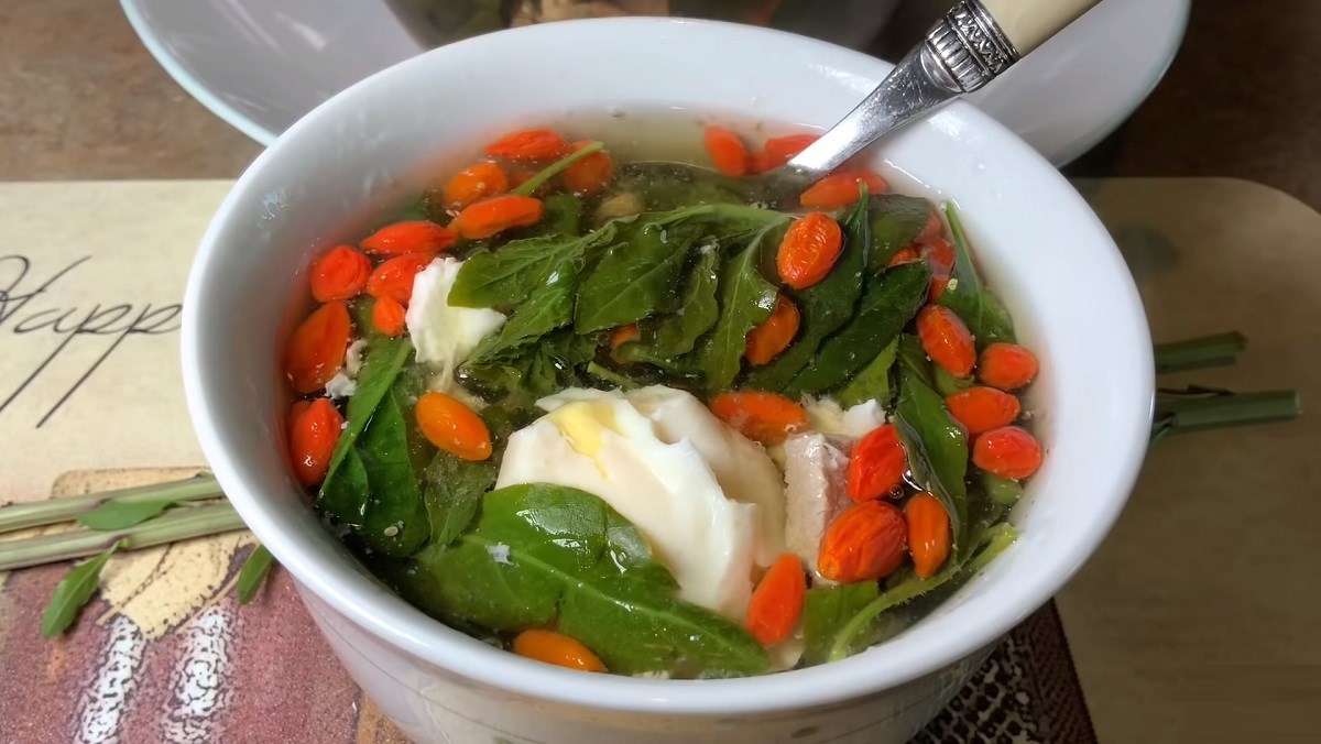 Cách nấu canh kỷ tử bổ dưỡng sáng mắt đẹp da đơn giản