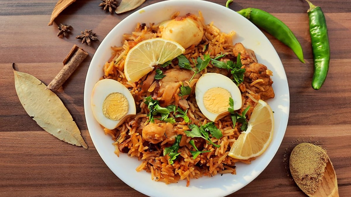 Cách nấu cơm gà biryani chuẩn vị Ấn Độ, đơn giản, ăn là ghiền Cách nấu cơm gà biryani chuẩn vị Ấn Độ, đơn giản, ăn là ghiền